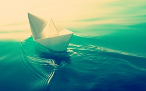 paper_ship_in_green_water-2560x1600